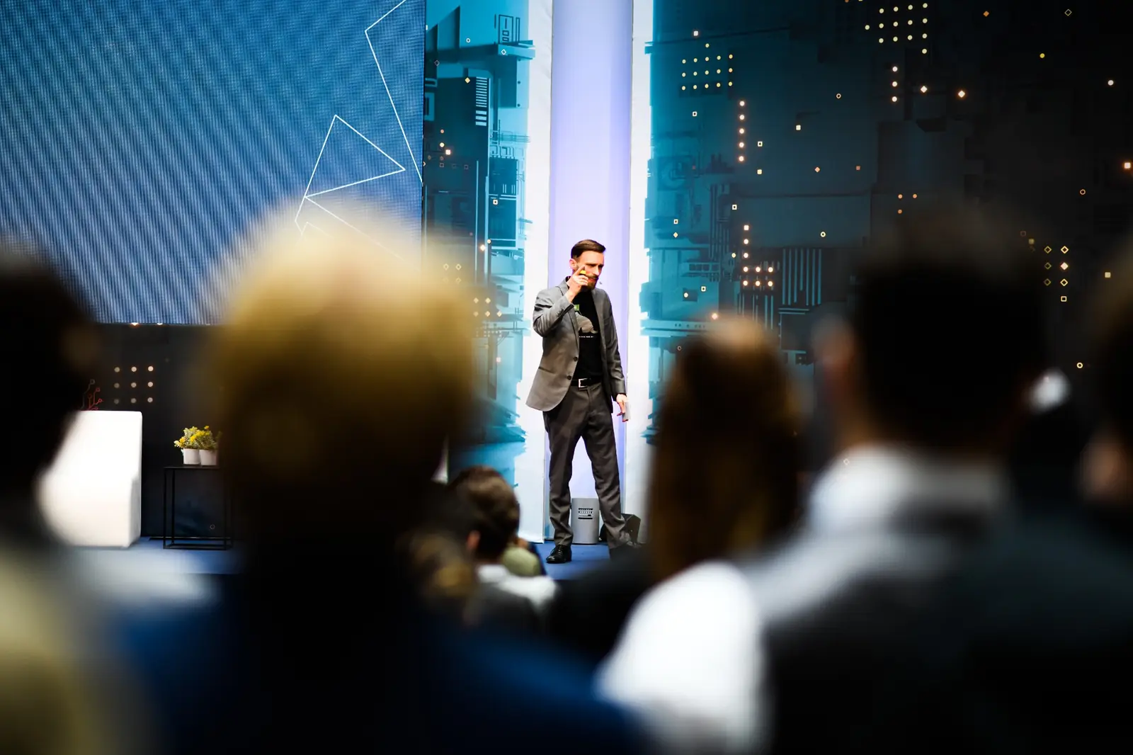 Fabian Westerheide spricht auf der Bühne der Rise of AI Conference 2022